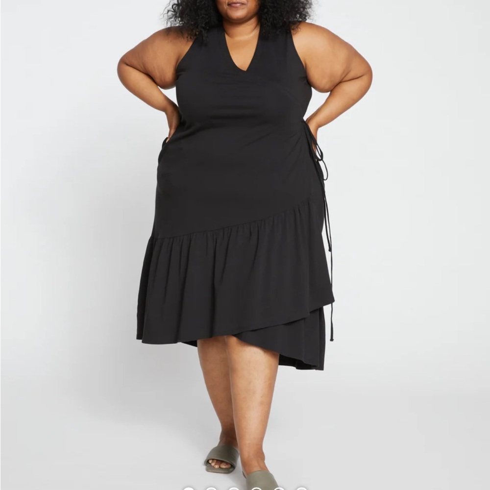 Universal Standard Tiered Twirl Wrap Dress in black - size 10-12